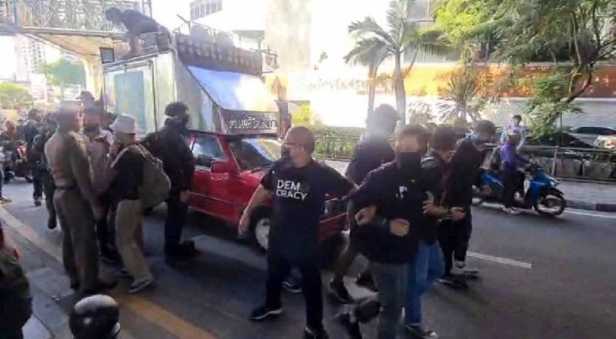 การ์ด"วีโว่" ปิด สน.ยาวนาวา ให้กำลังใจสาวผิด ม.112  