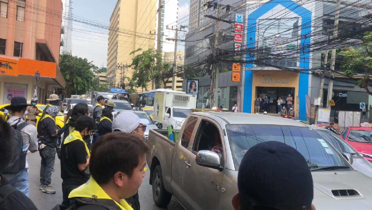 ชาวบ้านโวย "ม็อบ ม.112" ทำรถติด