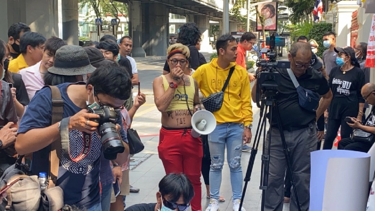 กลุ่มราษฎร ล้างมลทินป้าย ตร.