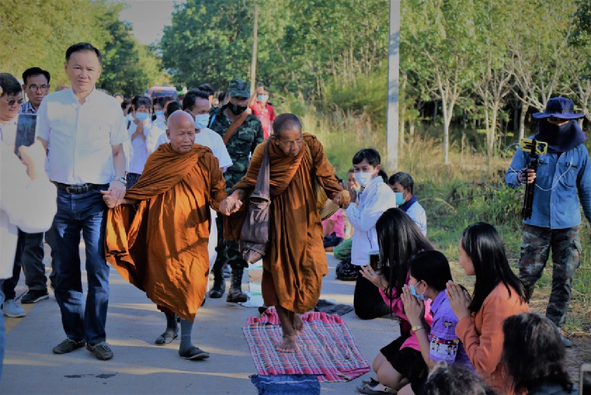 "หลวงตาบุญชื่น" ธุดงค์เท้าเปล่าถึงบ้านเกิด จ.นครพนม แล้ว รวมระยะทางเกือบ 2,000 กม.