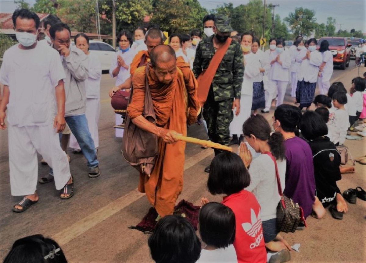"หลวงตาบุญชื่น" ธุดงค์เท้าเปล่าถึงบ้านเกิด จ.นครพนม แล้ว รวมระยะทางเกือบ 2,000 กม.