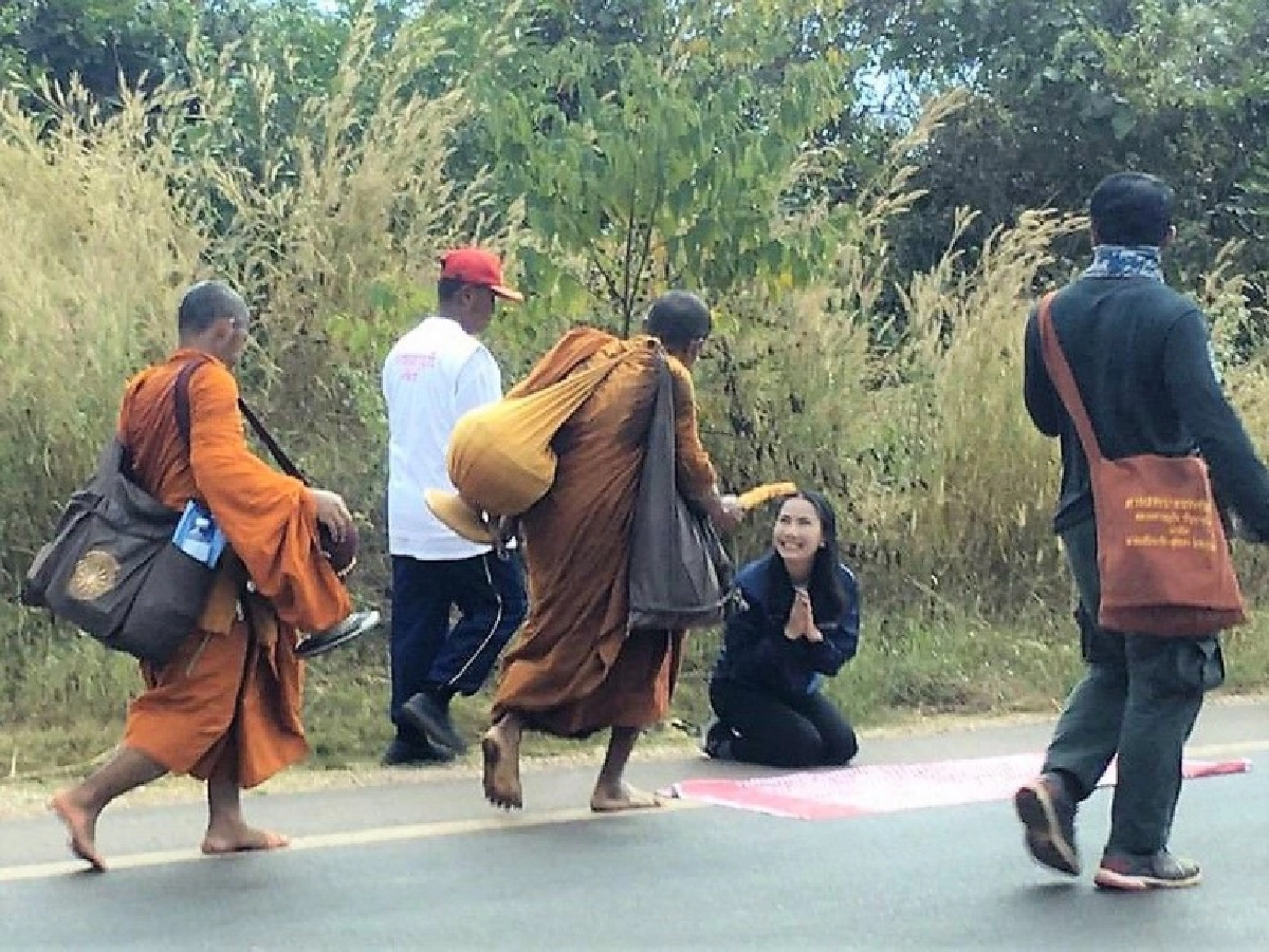 "หลวงตาบุญชื่น" ธุดงค์เท้าเปล่าถึงบ้านเกิด จ.นครพนม แล้ว รวมระยะทางเกือบ 2,000 กม.