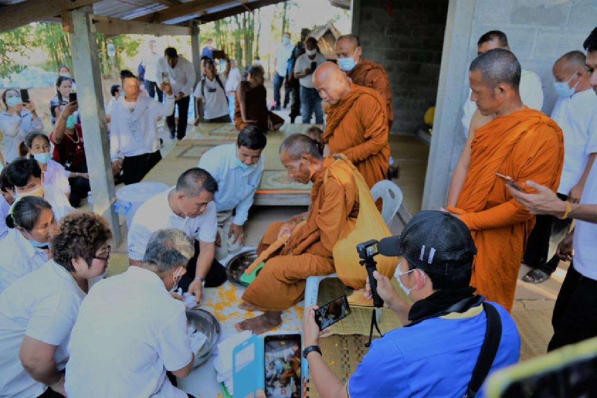 "หลวงตาบุญชื่น" ธุดงค์เท้าเปล่าถึงบ้านเกิด จ.นครพนม แล้ว รวมระยะทางเกือบ 2,000 กม.