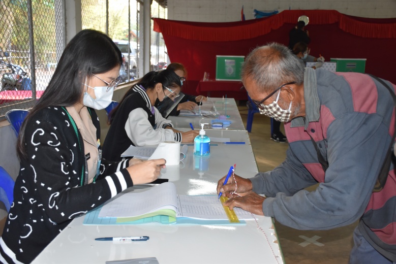 หน่วยเลือกตั้งอบจ.อุตรดิตถ์  ชาวไร่ชาวสวนเข้าคิวรอใช้สิทธิ์ก่อนเปิดหีบ