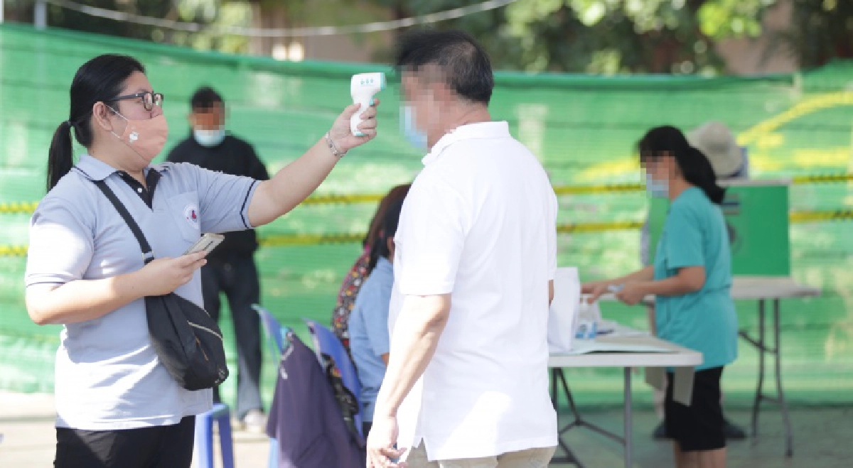 หย่อนบัตร อบจ.ปทุมธานี ยังระแวง ชาวบ้านห่วง "โควิด" ทะลักตลาดใหญ่