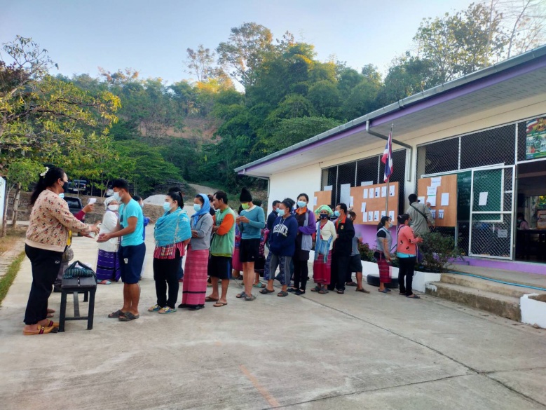 หน่วยเลือกตั้งบ้านกะเหรี่ยงไทยเข้ม พบผู้ใช้สิทธิมีไข้สูง 5 คน ให้พักก่อน