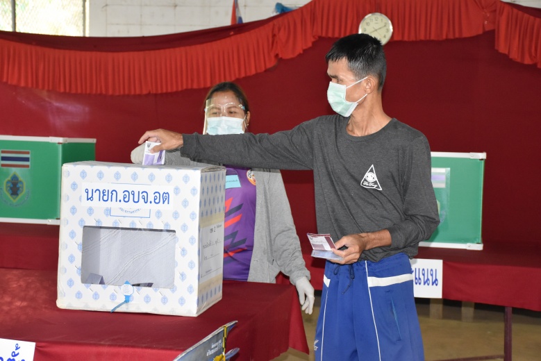 หน่วยเลือกตั้งอบจ.อุตรดิตถ์  ชาวไร่ชาวสวนเข้าคิวรอใช้สิทธิ์ก่อนเปิดหีบ