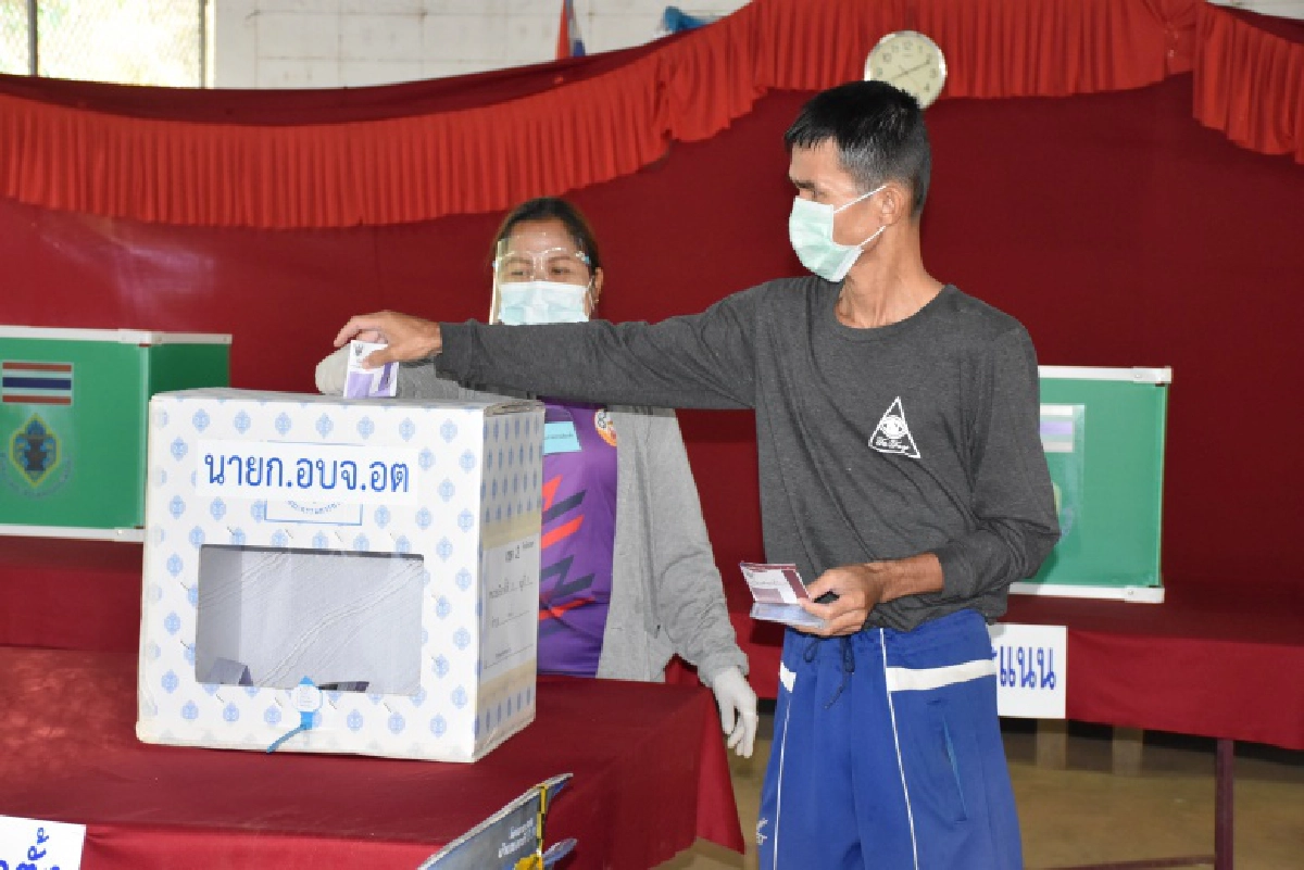 หน่วยเลือกตั้งอบจ.อุตรดิตถ์  ชาวไร่ชาวสวนเข้าคิวรอใช้สิทธิ์ก่อนเปิดหีบ