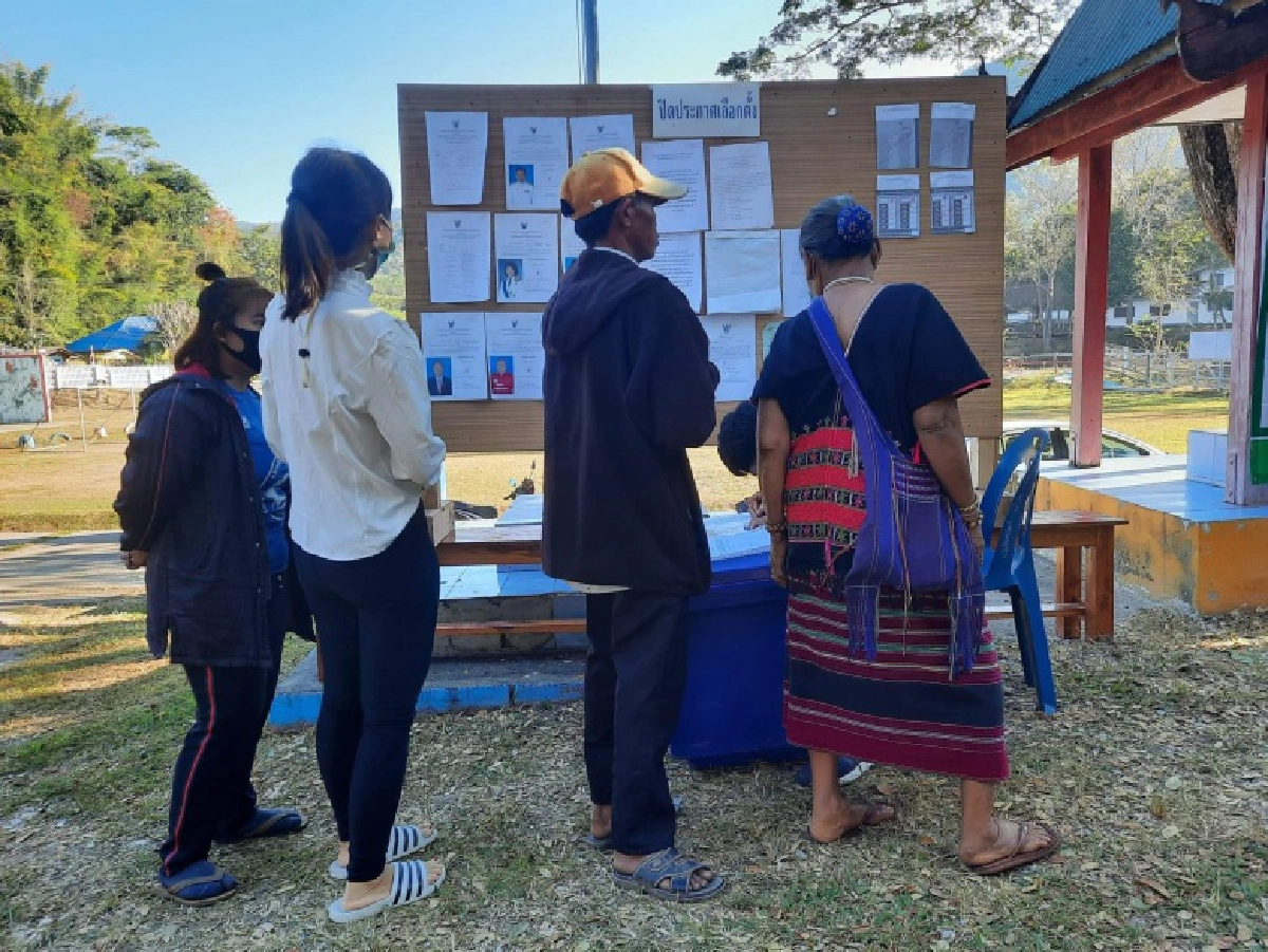 ชาวกะเหรี่ยงไปใช้สิทธิคึกคัก