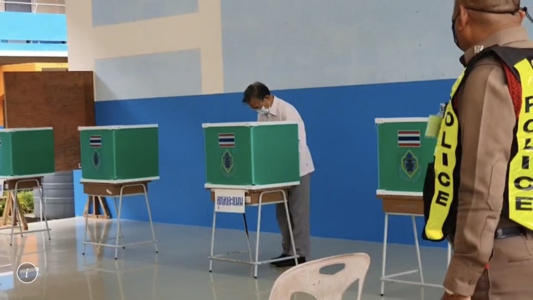 "นายหัวชวน"นั่งรถไฟล่องใต้ กลับตรังใช้สิทธิ์เลือกตั้ง อบจ. 