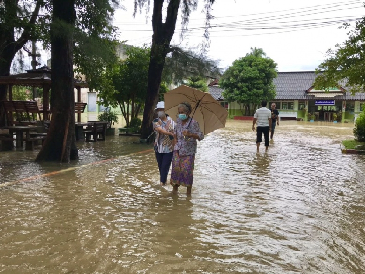พัทลุงฝนตกหนัก ประชาชนเดินลุยน้ำท่วมไปใช้สิทธิเลือกตั้ง