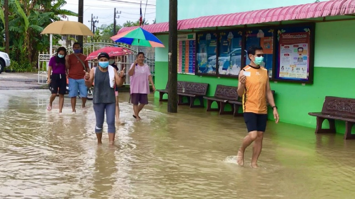 พัทลุงฝนตกหนัก ประชาชนเดินลุยน้ำท่วมไปใช้สิทธิเลือกตั้ง