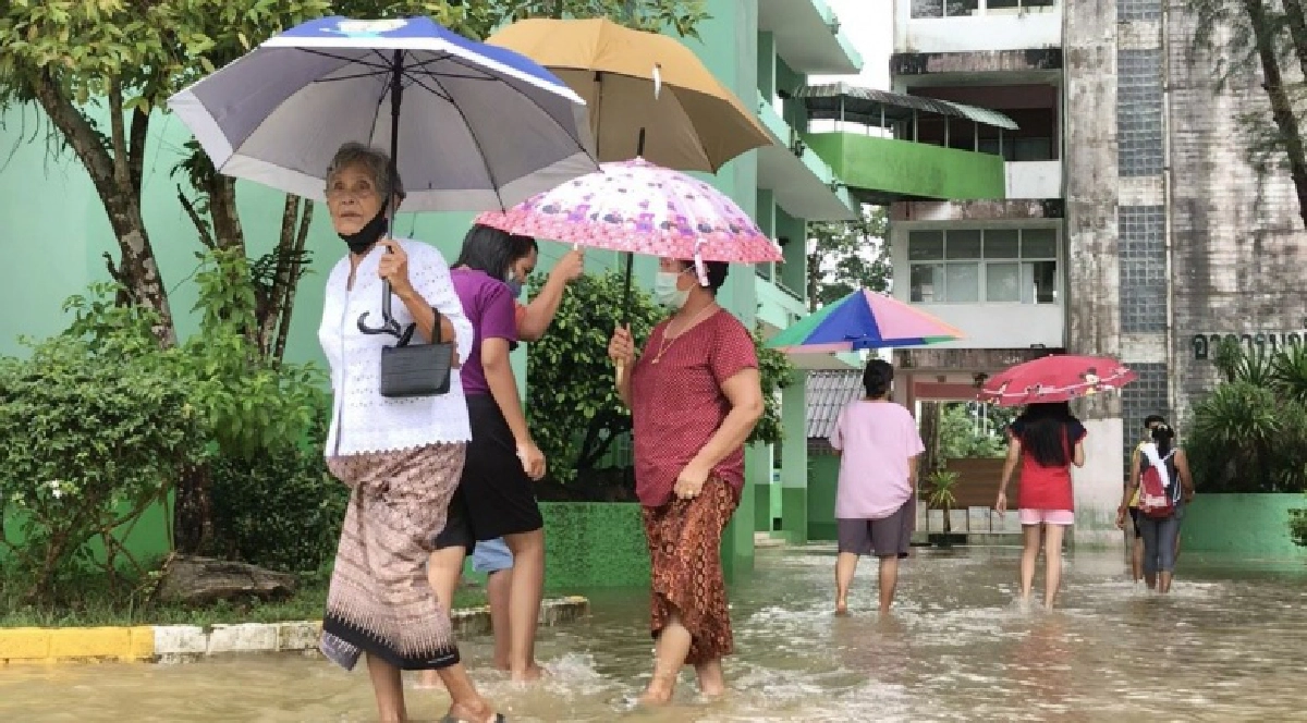พัทลุงฝนตกหนัก ประชาชนเดินลุยน้ำท่วมไปใช้สิทธิเลือกตั้ง