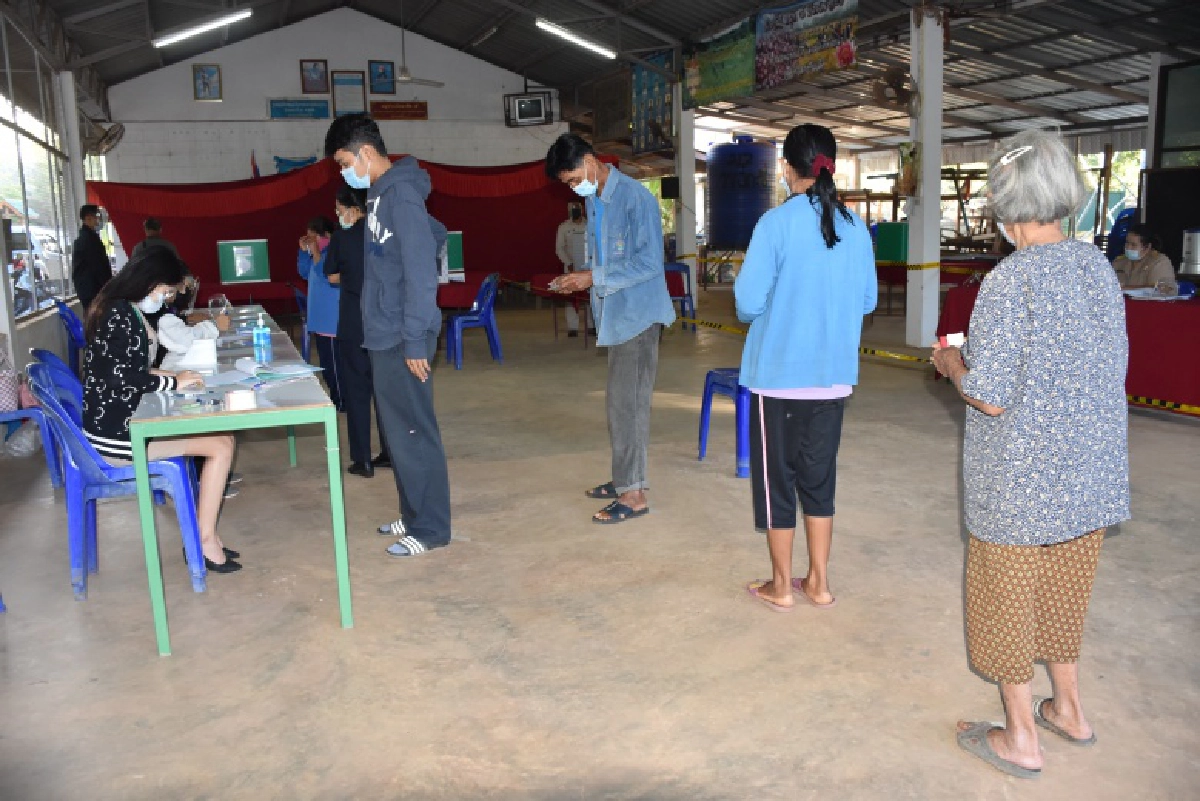 หน่วยเลือกตั้งอบจ.อุตรดิตถ์  ชาวไร่ชาวสวนเข้าคิวรอใช้สิทธิ์ก่อนเปิดหีบ