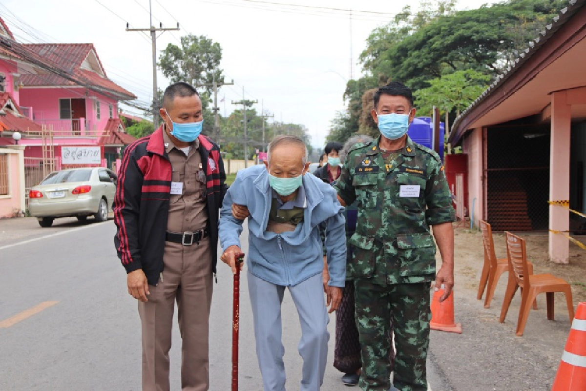 "ธรรมนัส"ควงภรรยาใช้สิทธิ์เลือกตั้ง