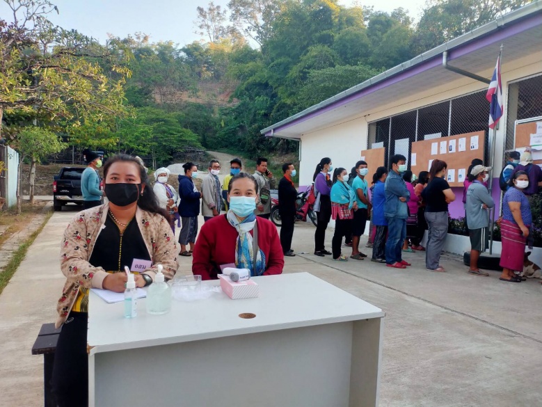 หน่วยเลือกตั้งบ้านกะเหรี่ยงไทยเข้ม พบผู้ใช้สิทธิมีไข้สูง 5 คน ให้พักก่อน