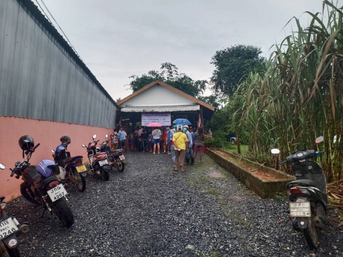 พัทลุงฝนตกหนัก ประชาชนเดินลุยน้ำท่วมไปใช้สิทธิเลือกตั้ง