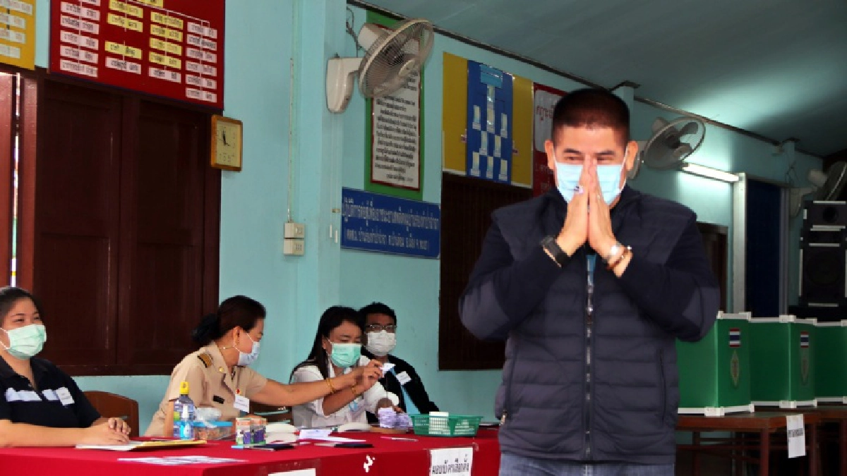 "ธรรมนัส"ควงภรรยาใช้สิทธิ์เลือกตั้ง