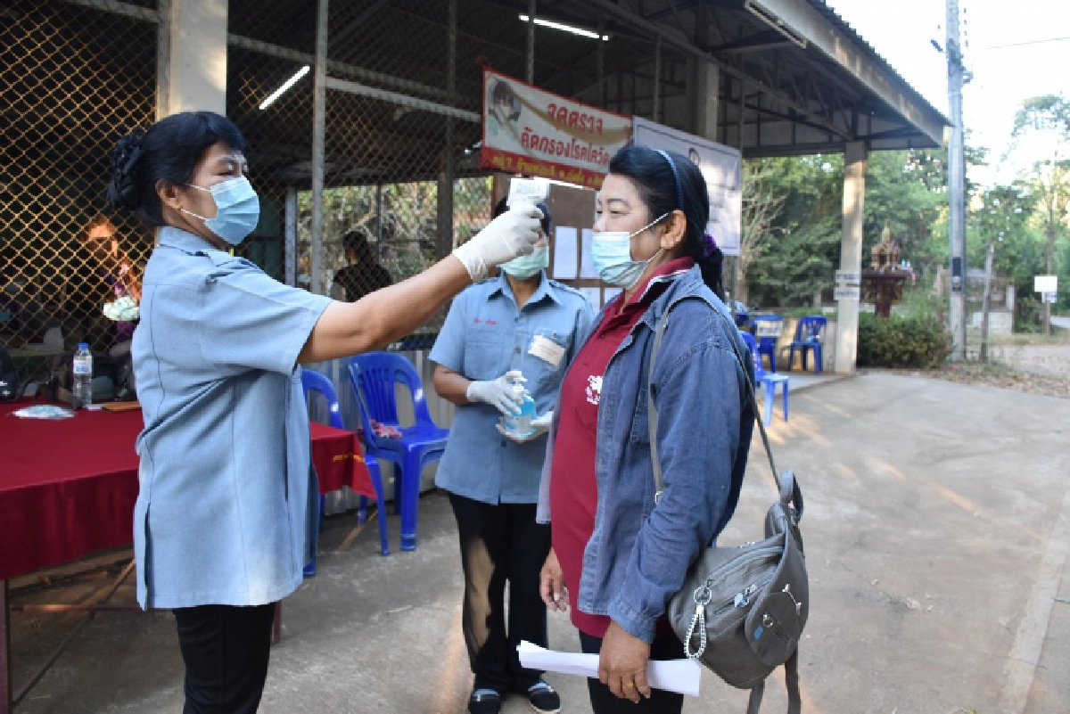 หน่วยเลือกตั้งอบจ.อุตรดิตถ์  ชาวไร่ชาวสวนเข้าคิวรอใช้สิทธิ์ก่อนเปิดหีบ