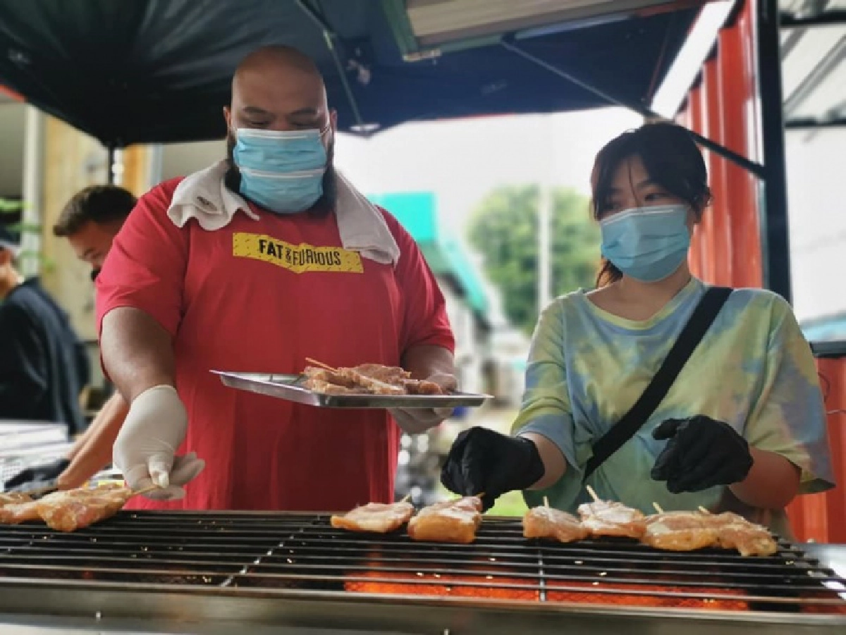 "กอล์ฟ ฟักกลิ้งฮีโร่" ซ้อมเรียกลูกค้า เผื่อหมูปิ้งจะได้คืนวงการ