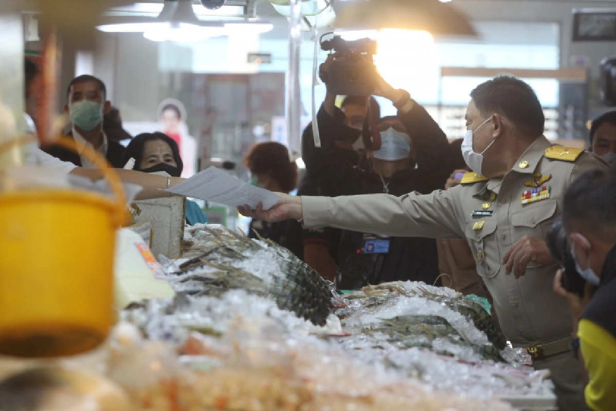 "ผู้ว่าฯ อัศวิน"  ลุยตรวจโควิด "ตลาด อตก." 