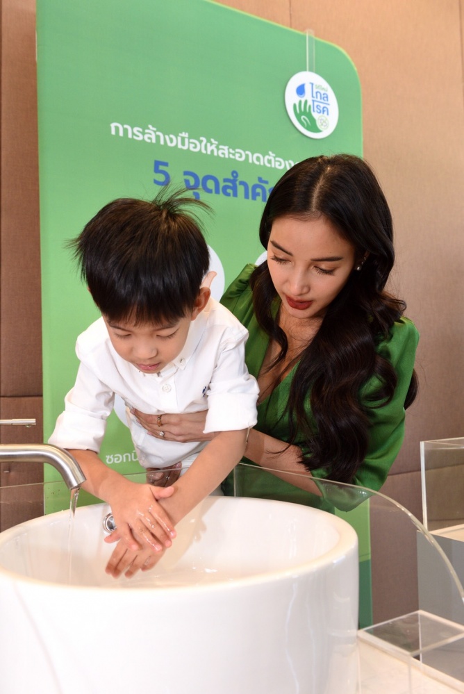 "แพท ณปภา - สมจิตร จงจอหอ" นำเทรนด์คนยุคใหม่ใส่ใจอนามัยครอบครัว