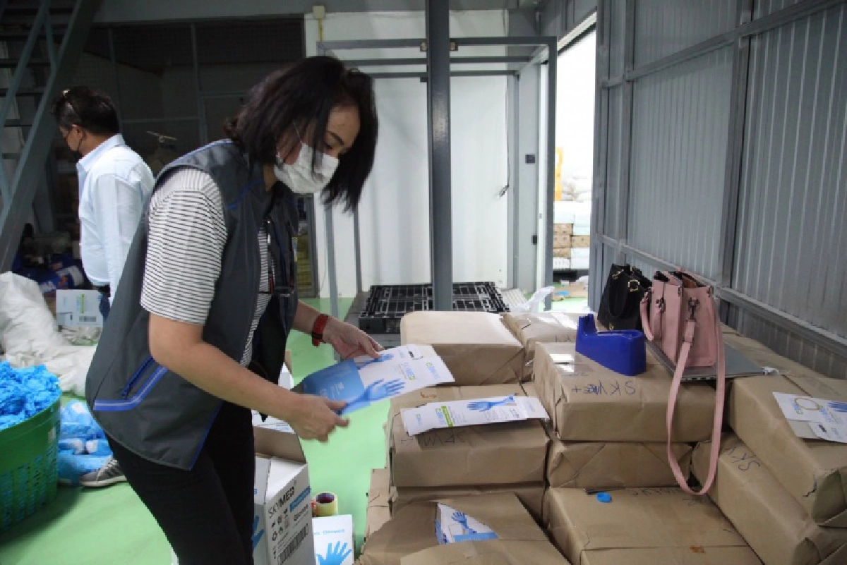 กองปราบ ตรวจแหล่งผลิต'ถุงมือไร้มาตรฐาน' ใช้ แรงงานต่างด้าวอีก 12 ราย