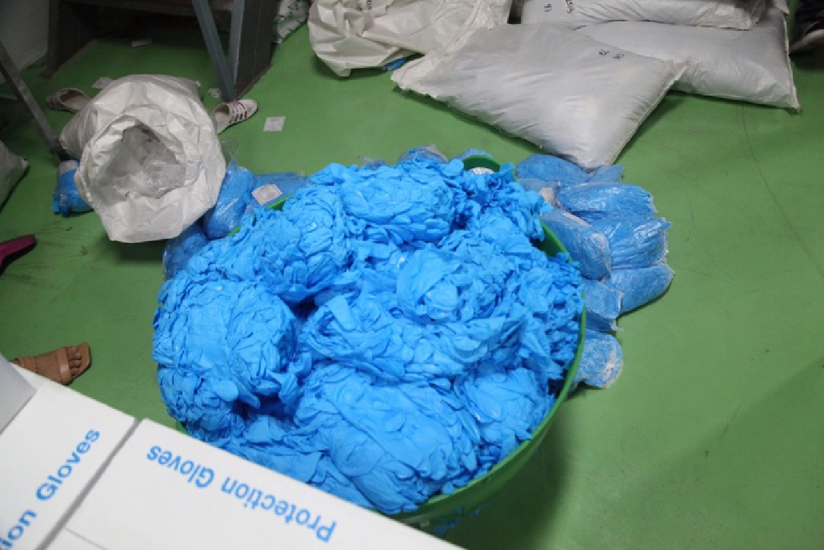 กองปราบ ตรวจแหล่งผลิต'ถุงมือไร้มาตรฐาน' ใช้ แรงงานต่างด้าวอีก 12 ราย
