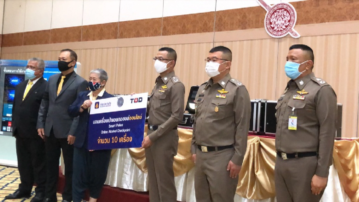 ผบ.ตร.รับมอบเครื่องเป่า "แอลกอฮอล์"