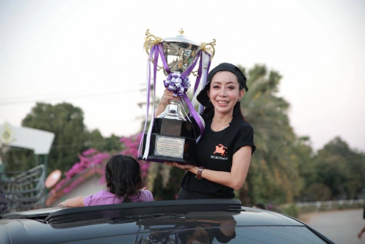 ฮือฮาอีก "หนึ่ง บางปู" ซุปตาร์อุทัยธานี แห่ควายรอบเมืองหลังได้แชมป์