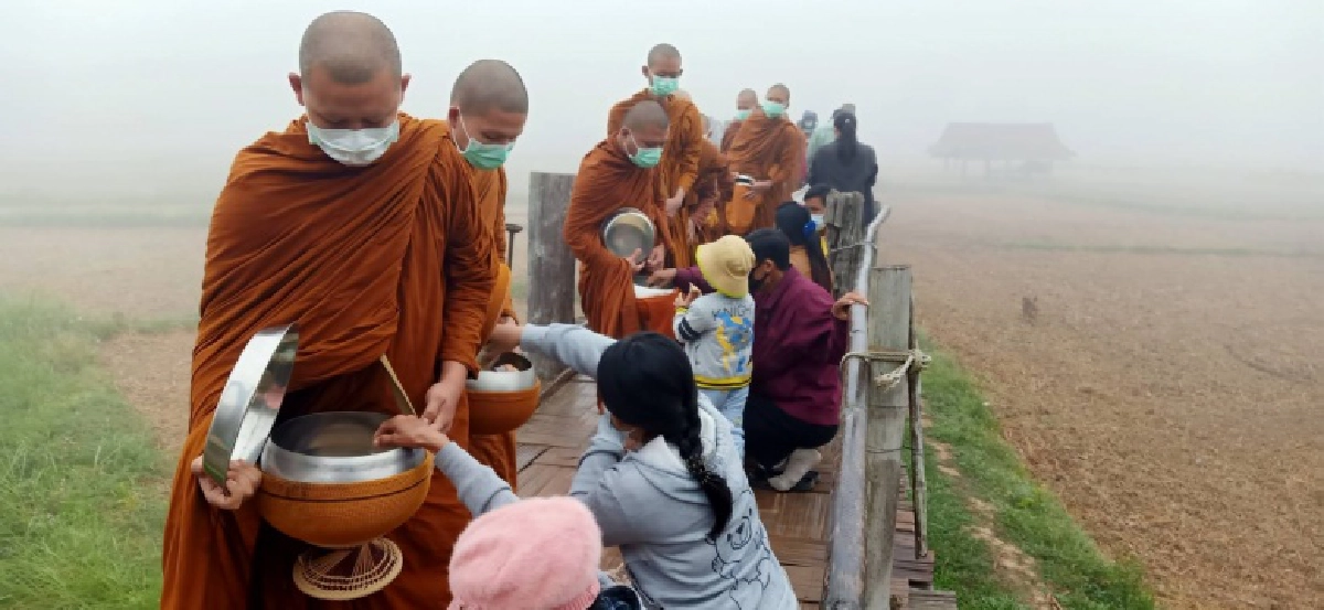 ตักบาตรท่ามกลางสายหมอกที่สะพานซูตองเป้