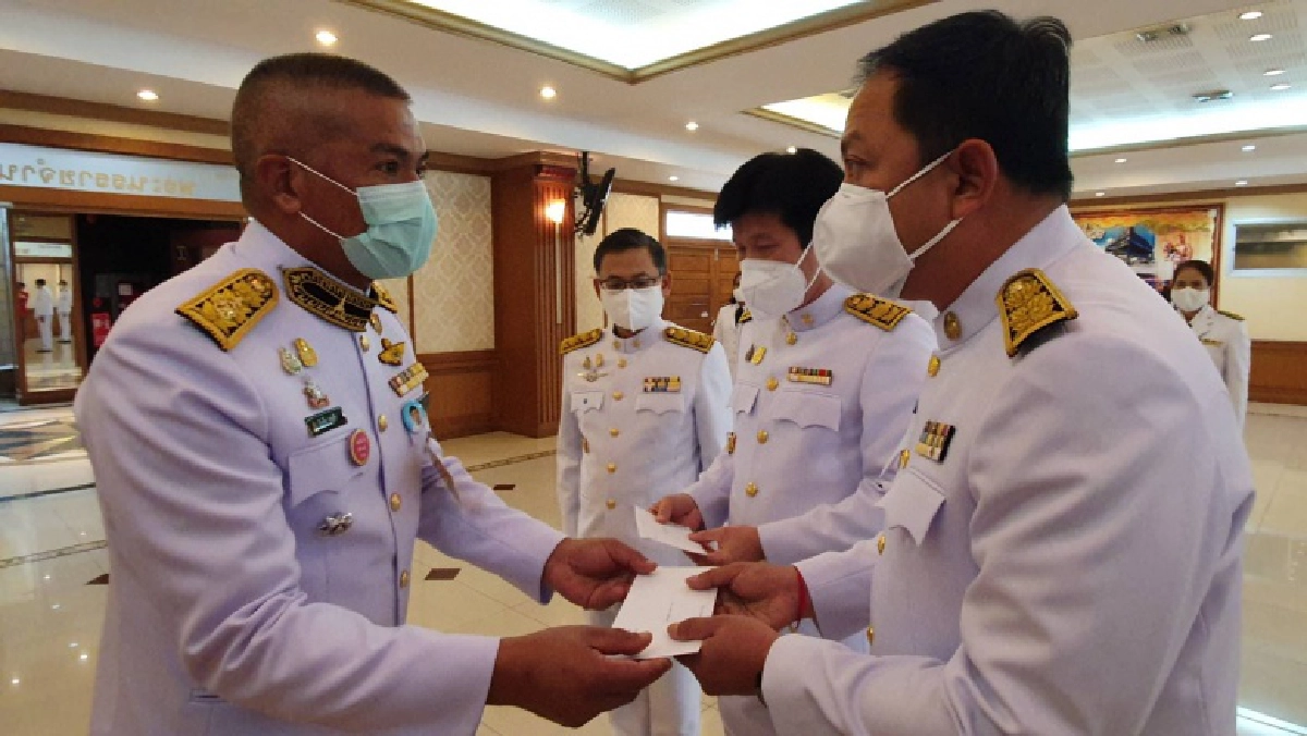 "ในหลวง รัชกาลที่ 10 " พระราชทานแจกันดอกไม้ให้กำลังใจนายกเหล่ากาชาดจังหวัดสมุทรสาคร