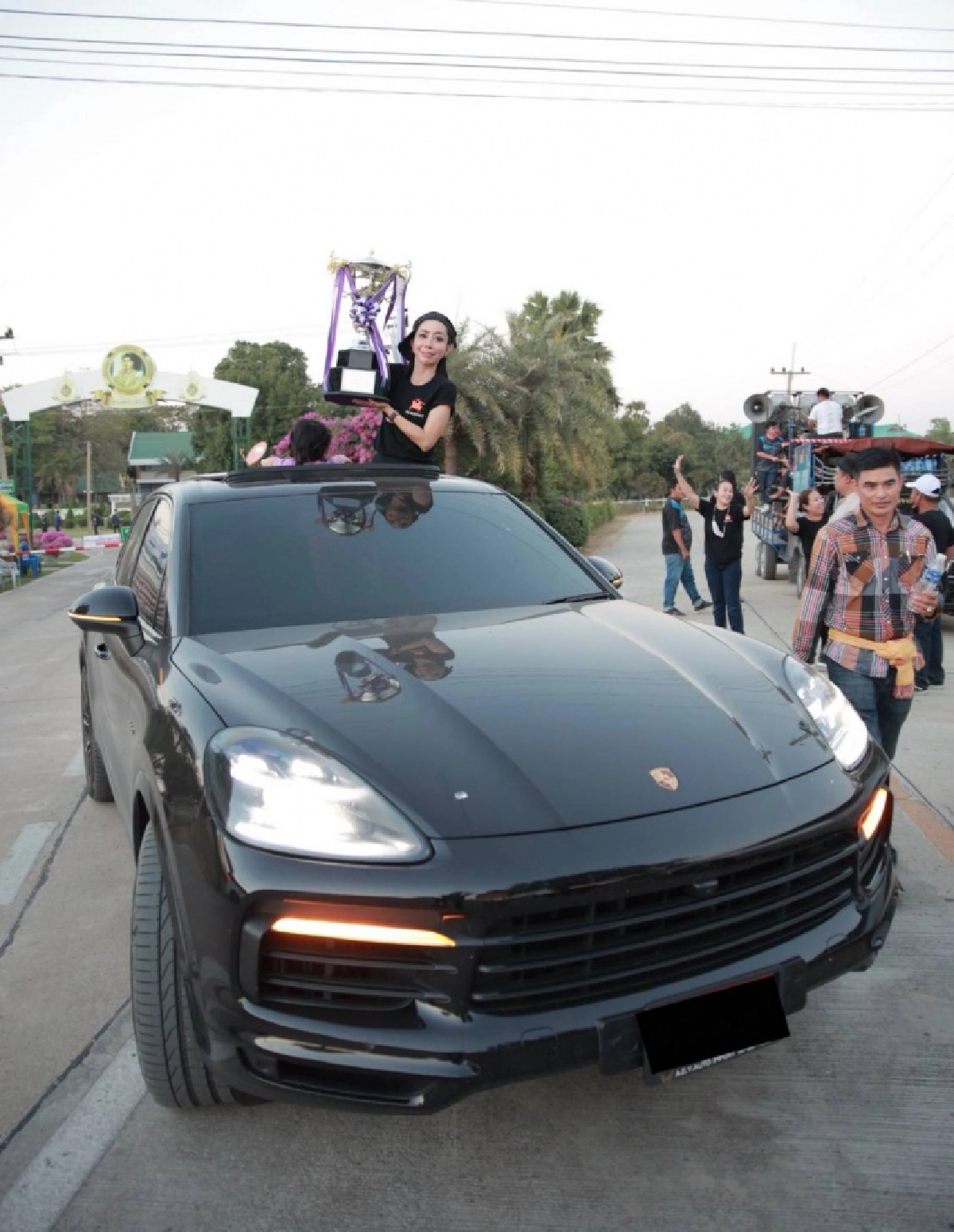 ฮือฮาอีก "หนึ่ง บางปู" ซุปตาร์อุทัยธานี แห่ควายรอบเมืองหลังได้แชมป์