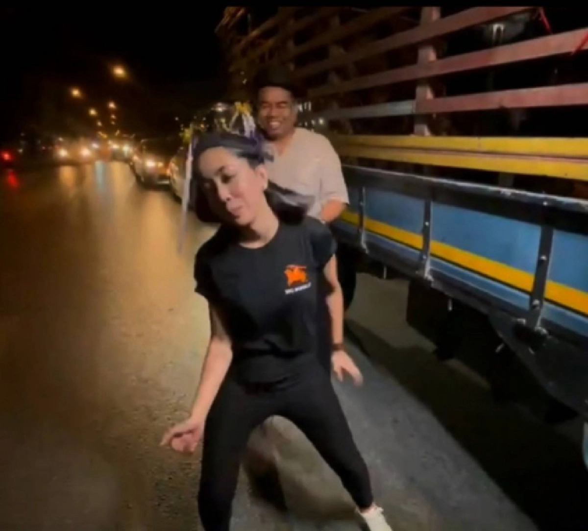 ฮือฮาอีก "หนึ่ง บางปู" ซุปตาร์อุทัยธานี แห่ควายรอบเมืองหลังได้แชมป์