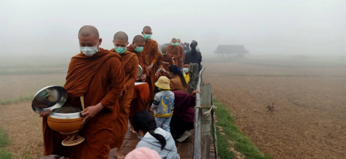 ตักบาตรท่ามกลางสายหมอกที่สะพานซูตองเป้