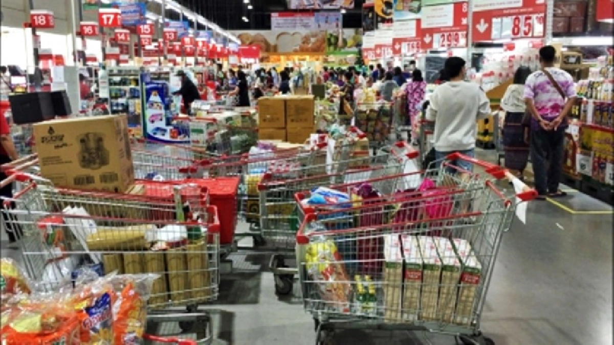 ผวาโควิดระบาดหนัก คนปทุมฯแห่ซื้อของตุนแน่นห้าง หลังจังหวัดเป็นพื้นที่ควบคุมสูงสุด