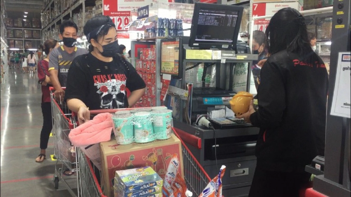 ผวาโควิดระบาดหนัก คนปทุมฯแห่ซื้อของตุนแน่นห้าง หลังจังหวัดเป็นพื้นที่ควบคุมสูงสุด