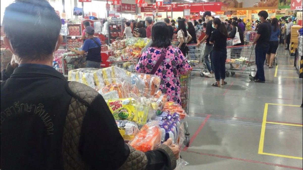 ผวาโควิดระบาดหนัก คนปทุมฯแห่ซื้อของตุนแน่นห้าง หลังจังหวัดเป็นพื้นที่ควบคุมสูงสุด