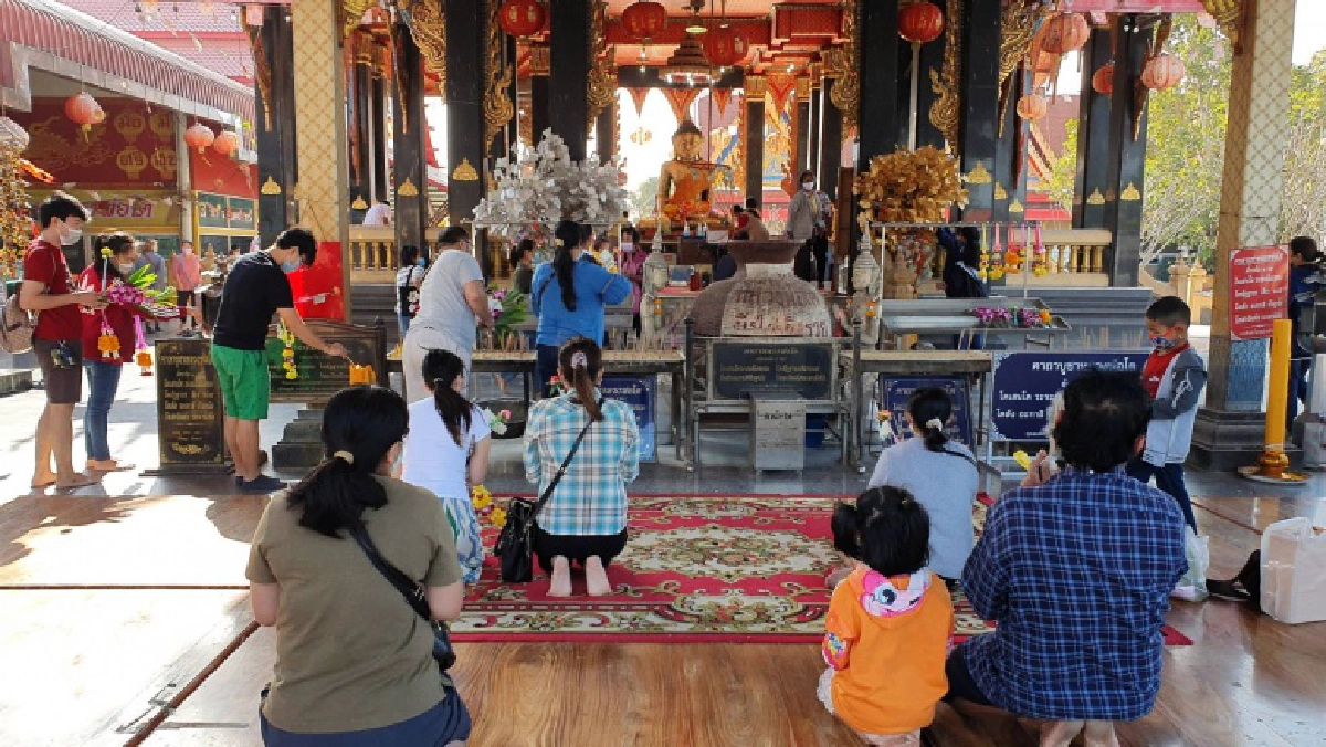 หยุดเชื้อโควิด 19 ชาวพุทธสมุทรสาครเข้าวัดทำบุญไหว้หลวงพ่อโตวัดหลักสี่