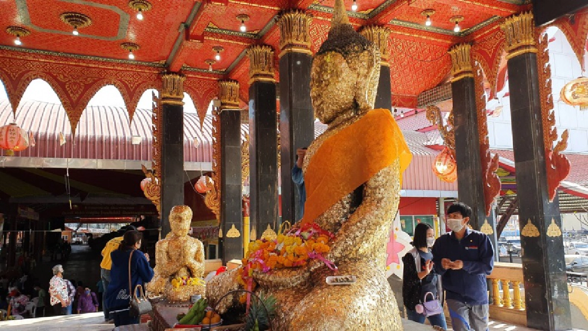 หยุดเชื้อโควิด 19 ชาวพุทธสมุทรสาครเข้าวัดทำบุญไหว้หลวงพ่อโตวัดหลักสี่