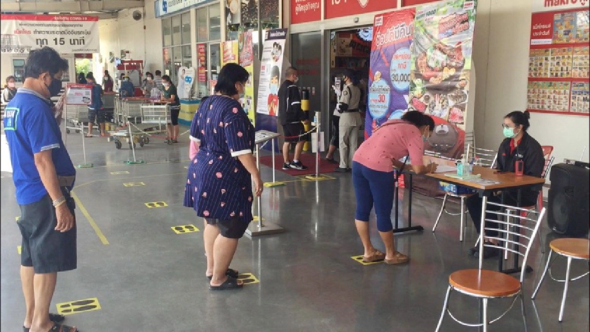 ผวาโควิดระบาดหนัก คนปทุมฯแห่ซื้อของตุนแน่นห้าง หลังจังหวัดเป็นพื้นที่ควบคุมสูงสุด