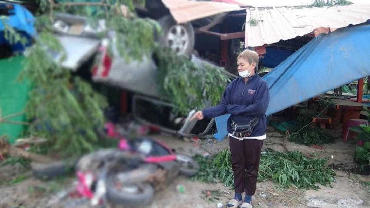 สุดระทึก รถกระบะเสียหลักพลิกคว่ำ พุ่งชนร้านอาหารตามสั่งพังยับ