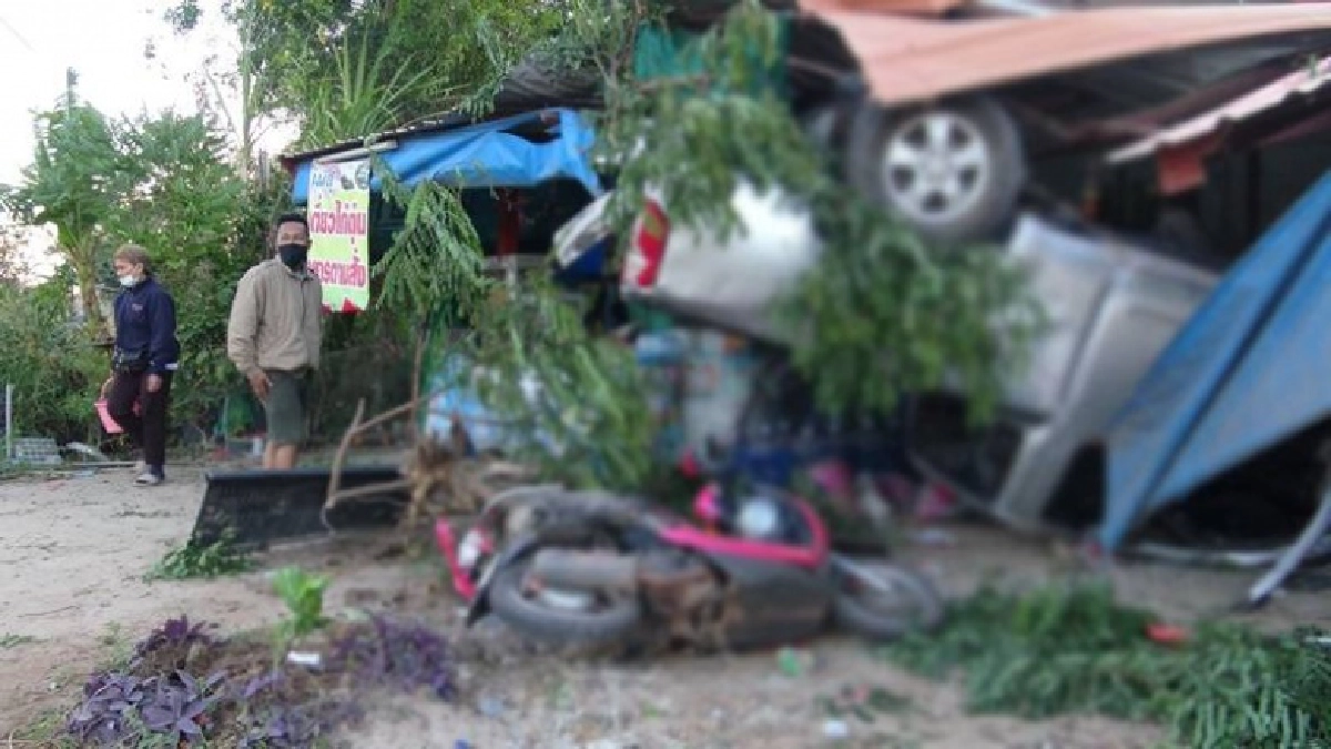สุดระทึก รถกระบะเสียหลักพลิกคว่ำ พุ่งชนร้านอาหารตามสั่งพังยับ