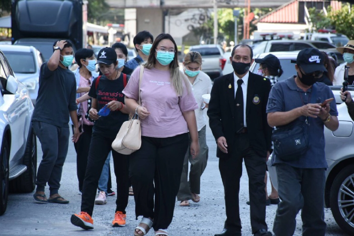 'รุ้ง ปนัสยา' รายงานตัว ม.112 กรณีแยกลาดพร้าว ปลายปี 63