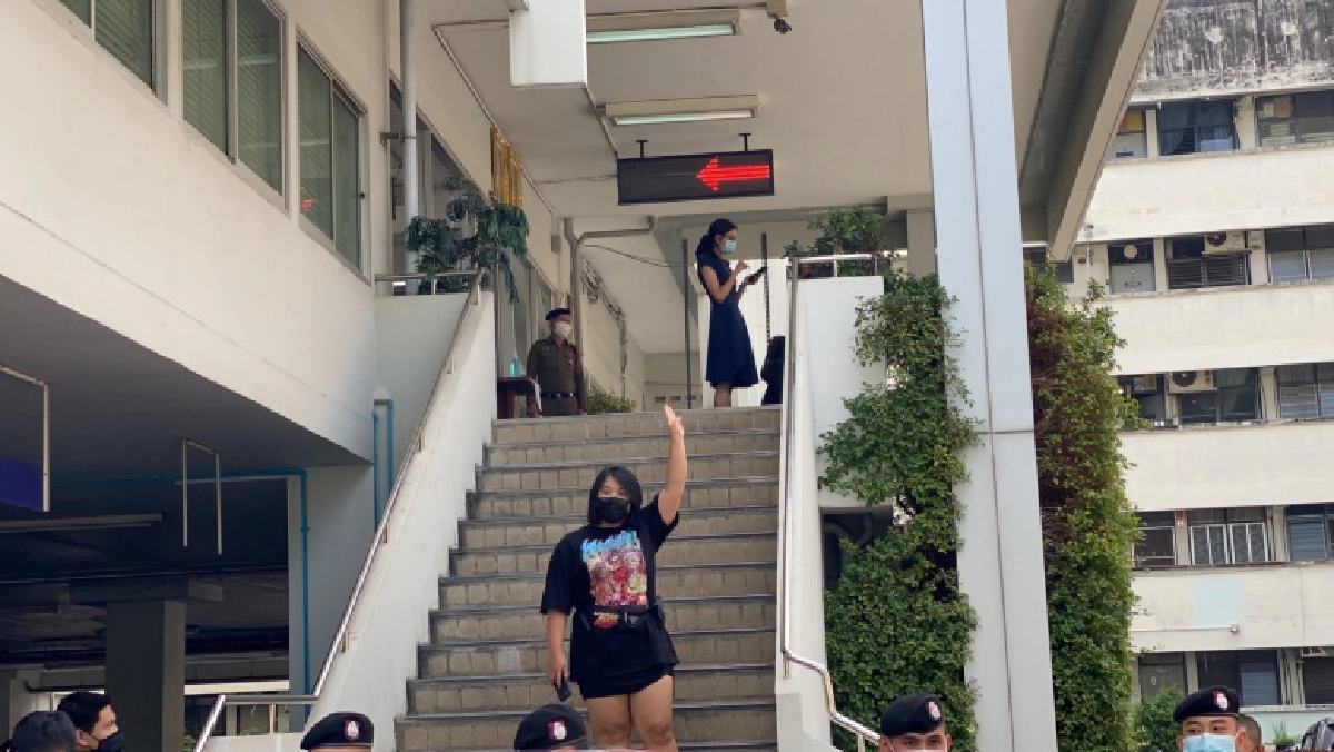 7 แกนนำคณะราษฎร รับทราบข้อหา"ไม่แจ้งชุมนุม"