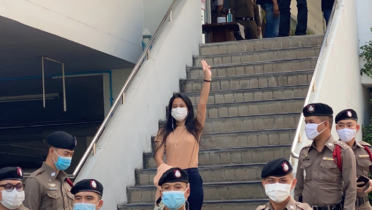 7 แกนนำคณะราษฎร รับทราบข้อหา"ไม่แจ้งชุมนุม"