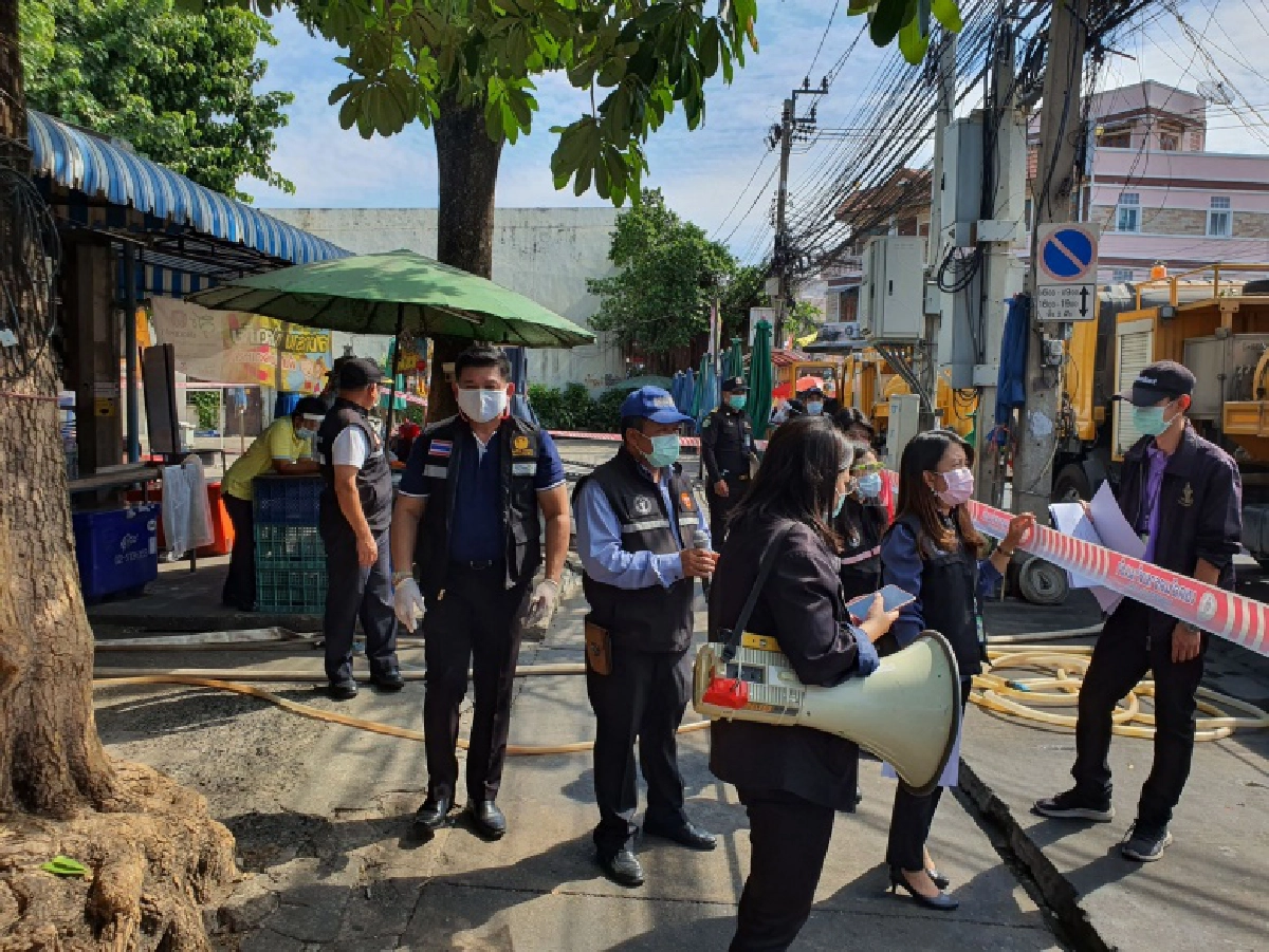 "สิระ"พร้อม ผอ.เขตหลักสี่  รพ.มงกุฎวัฒนะ ลุยล้างตลาดเคหะทุ่งสองห้อง หลังพบแม้ค้าติดเชื้อโควิด