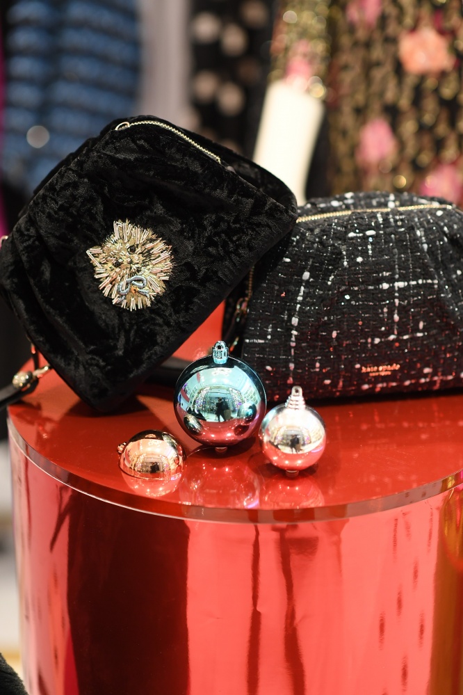 "ออม-สุชาร์" นำทีมพาสาวๆ ส่งความสุขด้วยของขวัญชิ้นพิเศษ จาก Kate Spade New York คอลเลกชั่นฮอลิเดย์ 2020