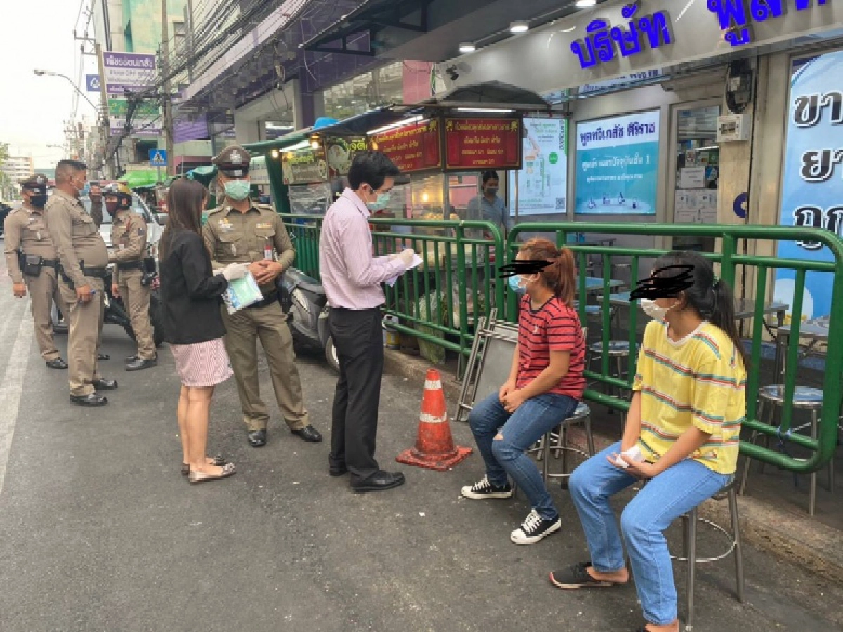 ตรวจ 2 สาวพม่าทำงานร้านโจ๊กย่านวังหลังไม่ติดเชื้อ แต่ไม่มีใบอนุญาตทำงาน คุมตัวส่ง ตม.