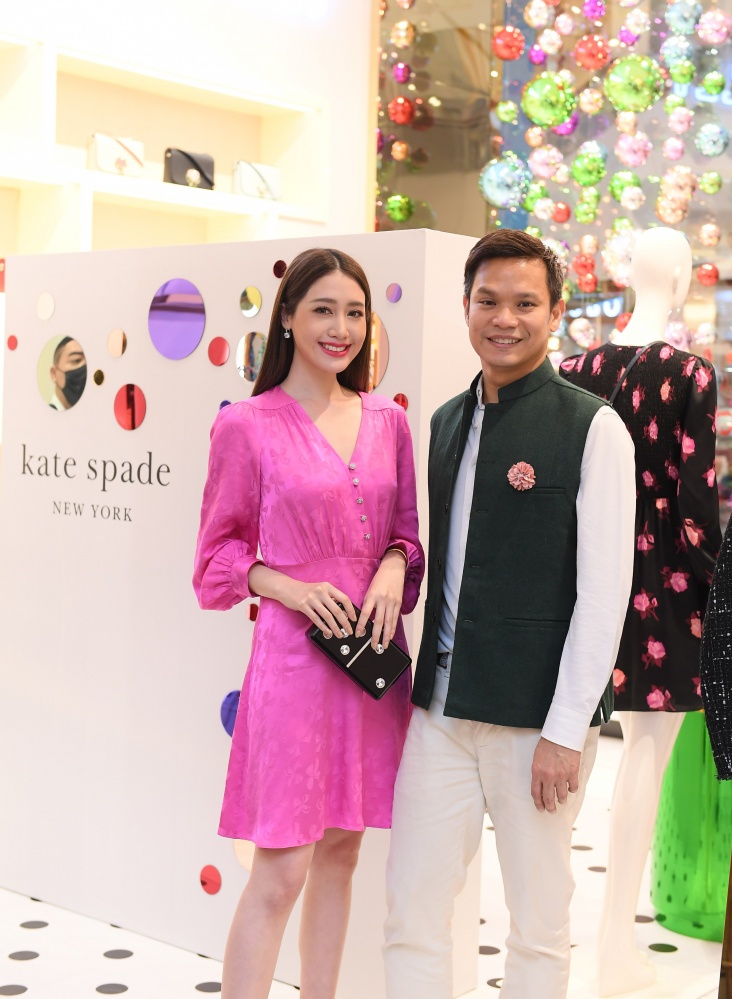 "ออม-สุชาร์" นำทีมพาสาวๆ ส่งความสุขด้วยของขวัญชิ้นพิเศษ จาก Kate Spade New York คอลเลกชั่นฮอลิเดย์ 2020
